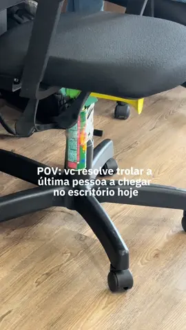 Trolando a ultima pessoa a chegar no escritório hoje #trolagem #escritorio #theoffice 