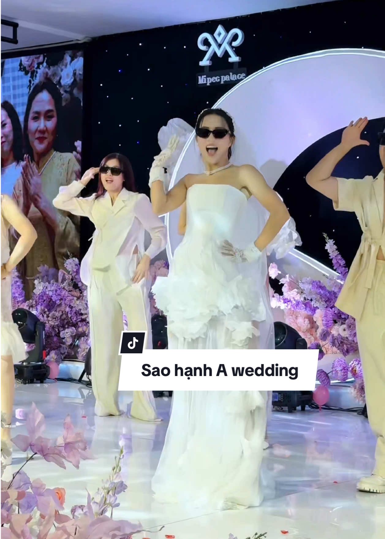 Vẫn còn 1 bài sao hạng a với đội @Phoenix Dance Studio HN🔥 thân iu của tui nè, nhớ ngày hôm đó quậy vui quá cơ 🤣🥳🫶🏻 #tranglangthang #sontrangwedding #firstdance #saohanga #atsh 