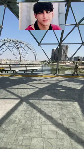 الولد هذا حسين، قصته والله عجيبة ومؤلمة 💔 هو من السماوة، غرك قبل 7 أيام ببغداد بمنطقة الكريعات أثناء رجعته من العمل. أهله وأصدقائه ظلّوا يدورون عليه ليل ونهار، ما تركوا مكان إلا وفتشوه، بس لحد الآن ما لكَوا جثته 😔 اللي صاير أغرب من الخيال… أثناء البحث، لكَوا 3 جثث غركانين من فترات سابقة — واحد قبل يومين، وواحد البارحة، واليوم واحد بعد. بس حسين بعده ما اندلّى… الله يرجعه لأهله سالم أو يبرد قلوبهم بخبره 🤲 #بغداد #الكريعات #السماوة #حادث_غرق #الله_يرحمه  ⸻ تحب أضيف لمسة بصوتي تكون بصيغة مقدمة مؤثرة للفيديو (مثل راوي بصوت حزين)؟