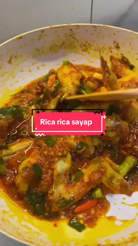 Ayam rica rica pedes nikmat tapi nagih🤤🤤🤤😍😍😍 Bahan-bahan: 8 sayap ayam(goreng setengah matang) 7 siung bawang merah 3 siung bawang putih 10 cabai merah keriting 7 cabai rawit 3 kemiri 1 sdm kunyit bubuk 1 sdm saus tiram 7 lembar daun jeruk Daun bawang 5 cabai rawit utuh 1 cup air Garam, penyedap dan gula secukupnya #ayam #masakansimple #masakanrumahan #masakmudah #fyp