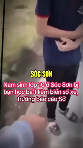 Trường THPT Minh Phú, Hà Nội, đã có văn bản báo cáo Sở GD&ĐT về vụ việc một học sinh trường này bị bă't n/ạt, bă't bo` và Iiếm biển số xe. Đoạn clip lan truyền trên mạng xã hội ghi lại cảnh một nam sinh bị nhóm học sinh quây lại, liên tục qua' mă'ng, bă't quy`. Đáng chú ý, một thanh niên trong nhóm e'p nam sinh phải bo` ra phía sau đuôi xe và Iiếm biển số xe máy. Khi nam sinh này chần chừ, thanh niên kia đã dùng chân đ/ạp vào mặt. Cuối cùng, nam sinh phải thực hiện theo yêu cầu của nhóm bạn, nhưng vẫn tiếp tục bị đa'nh. Nguồn : dantri #CapCut #TikTokAwardsVN #HaNoi #conganhanoi #hotnews 