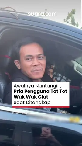 Aksi pengemudi mobil Mitsubishi Pajero berpelat dinas Polri yang menggunakan sirene dan strobo di tengah kemacetan jalan di Jembatan Pasupati Bandung viral di media sosial dan menuai kemarahan publik. Dalam video yang diunggah akun TikTok Otomotif Running, terlihat mobil Pajero hitam tersebut membunyikan sirene seolah-olah kendaraan dinas resmi, padahal sedang berada di tengah antrean panjang kendaraan. Dalam rekaman berdurasi singkat itu, pengemudi Pajero bahkan menantang pengguna jalan lain yang merekam aksinya. “Hayang (mau) diviralin? Nggak usah kayak gitu,” ucapnya dengan nada menantang. Gegara ramai di media sosial, pihak kepolisian bergerak cepat melakukan pengecekan. Hasilnya mengejutkan. #polisi #strobo #bandung #viral #news #beritaterkini #fyp