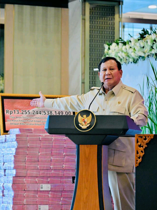 Momen Prabowo Saksikan Tumpukan Uang Rp 13,2 T Hasil Sitaan Korupsi CPO Diserahkan ke Negara Presiden Prabowo Subianto menyaksikan penyerahan uang pengganti kerugian negara sebesar Rp13,25 triliun dari Kejaksaan Agung (Kejagung) kepada Kementerian Keuangan. Uang tersebut terkait perkara korupsi pemberian fasilitas ekspor crude palm oil (CPO) dan turunannya. Presiden Prabowo mengapresiasi kerja keras Kejagung dalam pemberantasan korupsi, menyebut penyerahan uang ini penting untuk memperkuat integritas dan menegakkan keadilan ekonomi. Jaksa Agung ST Burhanuddin melaporkan bahwa perkara korupsi ini melibatkan korporasi besar seperti Wilmar Group, Musim Mas Group, dan Permata Hijau Group, dengan total kerugian perekonomian negara mencapai Rp17 triliun. Uang yang diserahkan hari itu adalah Rp13,25 triliun, dan sisanya sekitar Rp4,4 triliun akan dibayarkan melalui mekanisme penundaan dengan jaminan aset perusahaan. Jaksa Agung menegaskan upaya pemulihan kerugian negara ini adalah bagian dari penegakan keadilan ekonomi demi kemakmuran rakyat. Acara tersebut menunjukkan keseriusan pemerintah dalam menegakkan hukum dan memulihkan keuangan negara dari korupsi. Acara dihadiri sejumlah menteri dan pejabat tinggi lainnya. #prabowosubianto #prabowogemoy #prabowopresiden2024 #presidenprabowo #foryou 