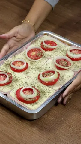 🍕 Pão pizza: macio, saboroso e cheio de recheio! Combina o gostinho do pão caseiro com o irresistível sabor da pizza. 😋#recetasfaciles #delícianotiktok 