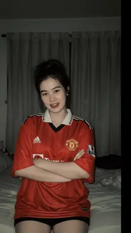 เบื่อลาบหมู อยากกินลาบเป็ด 😝#gemini 📷📸 สร้างภาพด้วย Gemini แจกคำสั่งเสื้อแมนยูงับบ 📸👉 สร้างภาพพอร์ตเทรตเต็มตัวสมจริงของหญิงสาว (คงใบหน้าและลักษณะจากภาพจริง 100% ห้ามแก้ไข) ถ่ายด้วยกล้องดิจิทัลคุณภาพต่ำ สไตล์ยุค 2000 ใช้แฟลชตรงพร้อมเอฟเฟกต์ฟุ้งนุ่มนวล (soft diffused glow), แสงแฟลชกระจายฟุ้ง, ไฮไลท์โอเวอร์เล็กน้อย, เนื้อภาพมีเกรนเล็กน้อย อารมณ์ภาพดิบๆ ธรรมชาติ บรรยากาศวินเทจดิจิทัล แสงโดยรอบสดใส โทนสีแบบภาพยนตร์ โฟกัสแบบนุ่มนวลสุนทรียศาสตร์ของฟิล์ม 35 มม. พื้นผิวเกรนที่ละเอียดอ่อน ฟิลเตอร์กล้องสไตล์ แฟลชในที่มืด หญิงสาวนั่งอยู่บนเตียงในห้องนอนของเธอ แสงสว่างสลัวใน ห้องและผ้าม่านถูกปิด เสื้อผ้า: เธอสวมเสื้อฟุตบอลสีแดง(แมนยู)ตัวใหญ่ ใส่กางเกงสีดำขาสั้น ทรงผม: ผมสีเข้ม ถูกมัดรวบหลวมๆไว้ด้านบน มีปอยผมยุ่งๆ ท่าโพส: เธอหันหน้าไปทางด้านข้างโดยมีใบหน้าของเธอหันมองกล้อง ยี๋ตาข้างนึง อมยื้ม โพสท่าน่ารัก ทำหน้าทะเล้น accessory: มีโน๊ตบุ๊ค ตั้งอยู่ข้างหน้าเธอ ใส่หูฟังไว้ที่คอ #แจกคําสั่ง #fyppppppppppppppppppppppp #เทรนด์วันนี้ #แจกคำสั่งgemi 