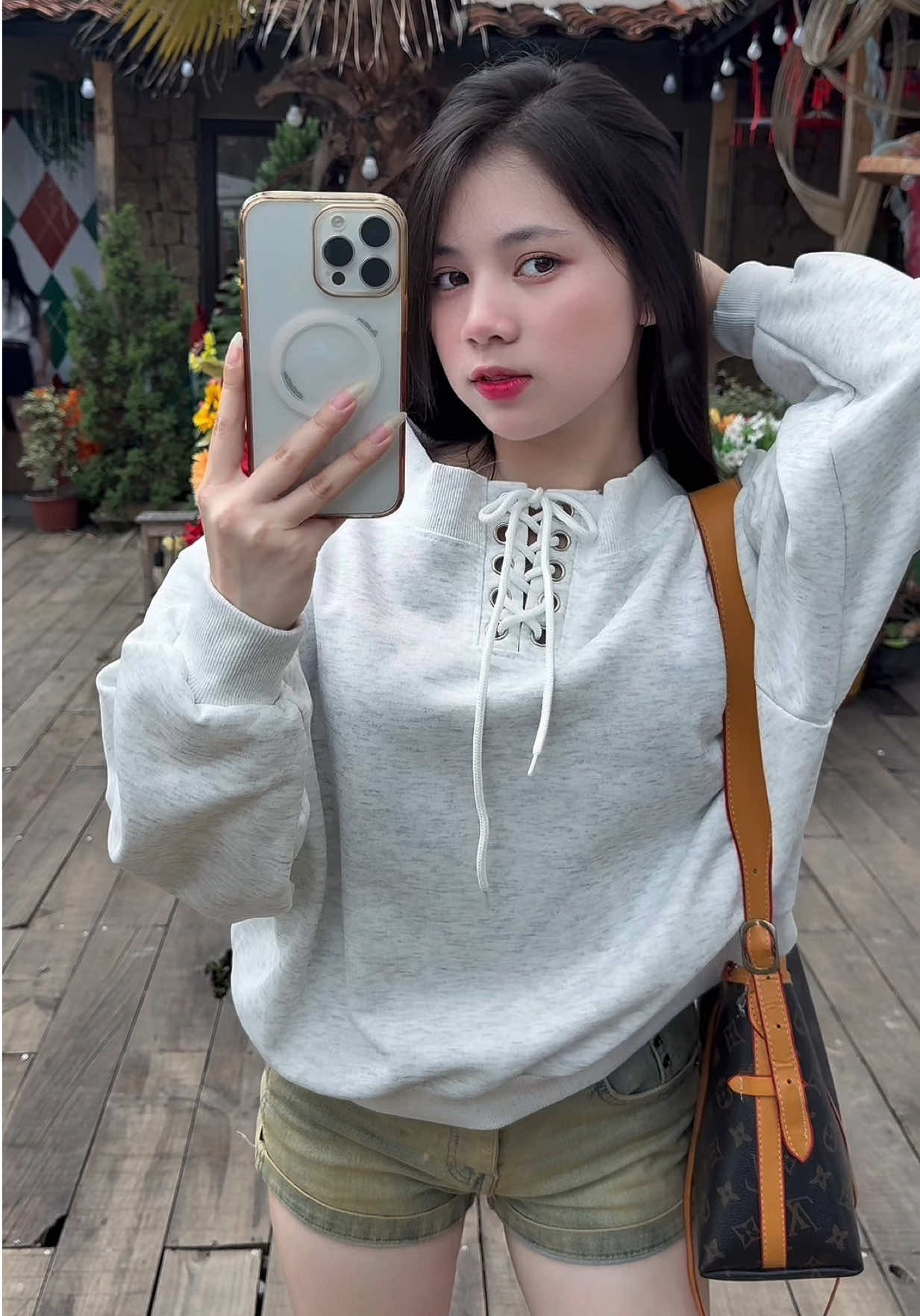 Sweater trễ vai luồn dây
