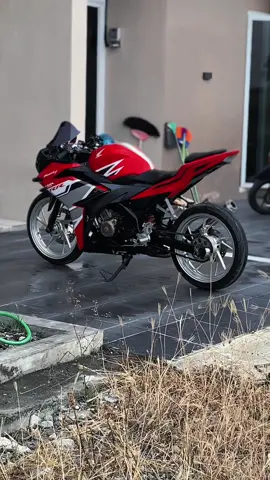 Look kiri apa kanan ni😅 #cbr150r #fypforyou #xybca #cinematic #trending 