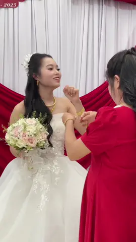 Có ai sợ lúc đeo kiềng như em không ... món quà nguy hiểm #ngọctrầnmakeup #ngọctrầnmakeupacademy #makeup #hànhtrìnhđilàm 