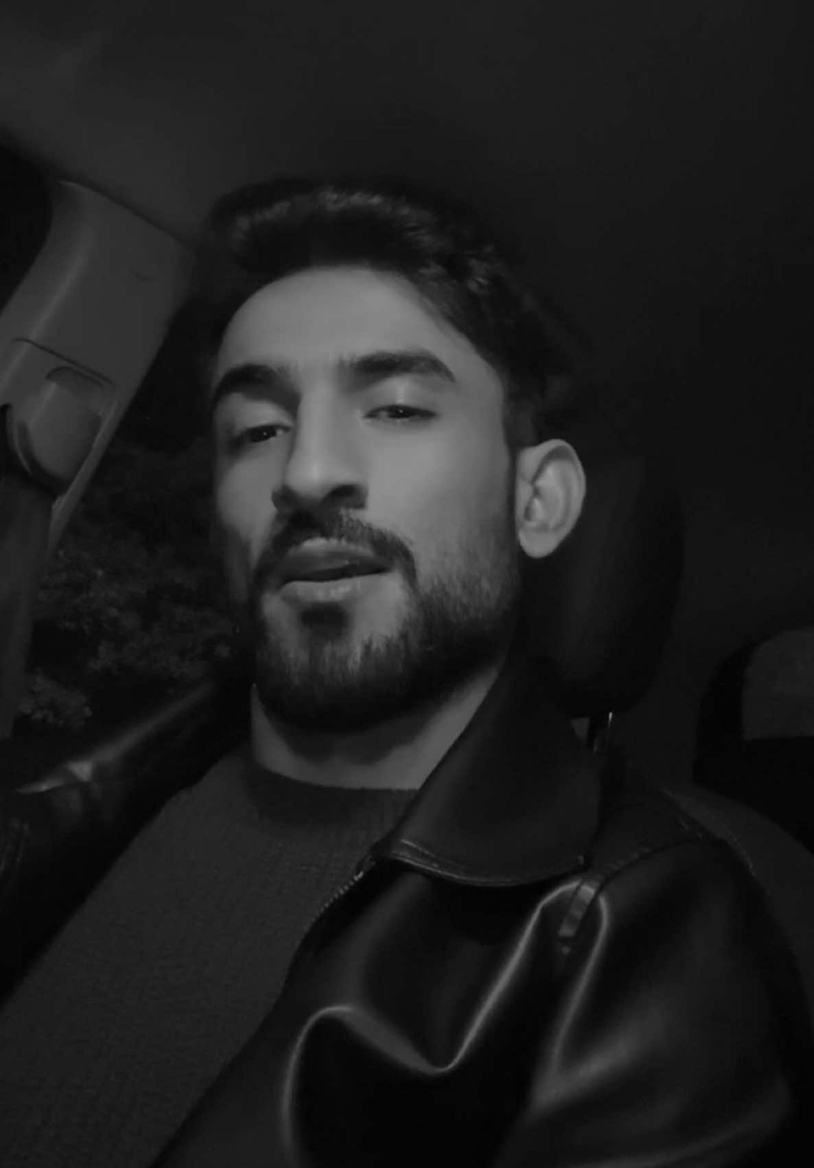 عشرون عامًا فوق درب الهوى ‏ولا يزال الدربُ مجهولاً! ‏فمرةً كنت أنا قاتلًا ‏وأكثر المرّات مقتولًا .. ‏عشرون عامًا يا كتاب الهوَى ‏ولم أزل في الصفحة الأولى  #نزار_قباني #شعر #طه 