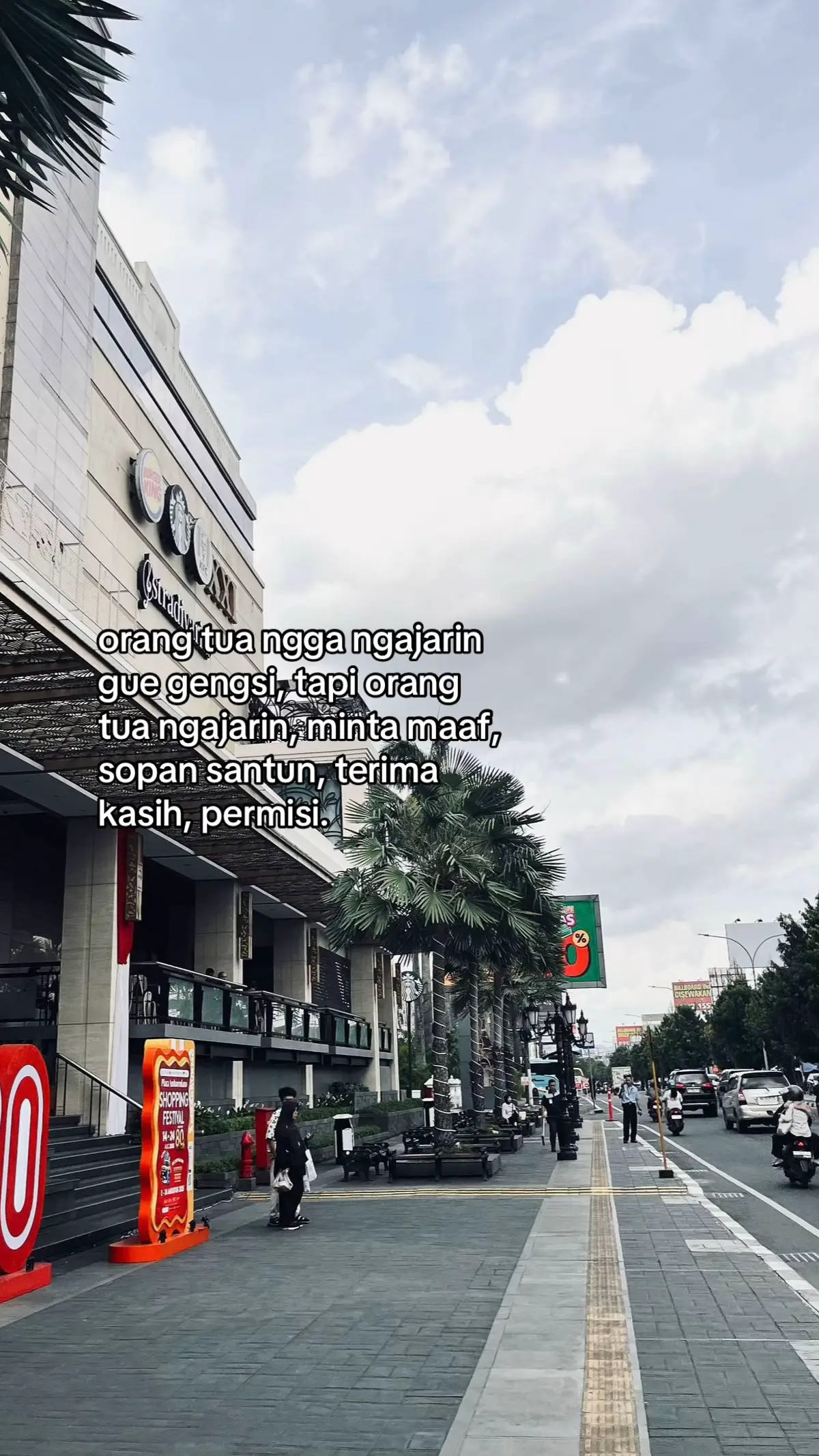 … 📝Bahan-bahan : - 200 gram daging ayam rebus, suwir - 1/2 cangkir tepung terigu - 1/4 cangkir tepung maizena - 1/2 sendok teh garam - 1/4 sendok teh merica - 1/4 sendok teh bawang putih bubuk - 1 butir telur - Tepung roti secukupnya - Minyak goreng secukupnya Cara Membuat : 1. Campur daging ayam suwir dengan tepung terigu, tepung maizena, garam, merica, dan bawang putih bubuk. Aduk rata. 2. Tambahkan telur, aduk hingga rata. 3. Bentuk adonan menjadi bulatan pipih. 4. Gulingkan kroket dalam tepung roti, pastikan terlapisi rata. 5. Goreng dalam minyak panas hingga berwarna keemasan dan crispy. 6. Sajikan kroket ayam crispy hangat. Tips : - Pastikan adonan tidak terlalu lembek atau keras. - Gunakan tepung roti yang segar untuk hasil crispy yang maksimal. - Goreng dengan minyak yang cukup panas untuk hasil yang crispy. Selamat mencoba!! #foryoupage #galaubrutal #4u #fyp 