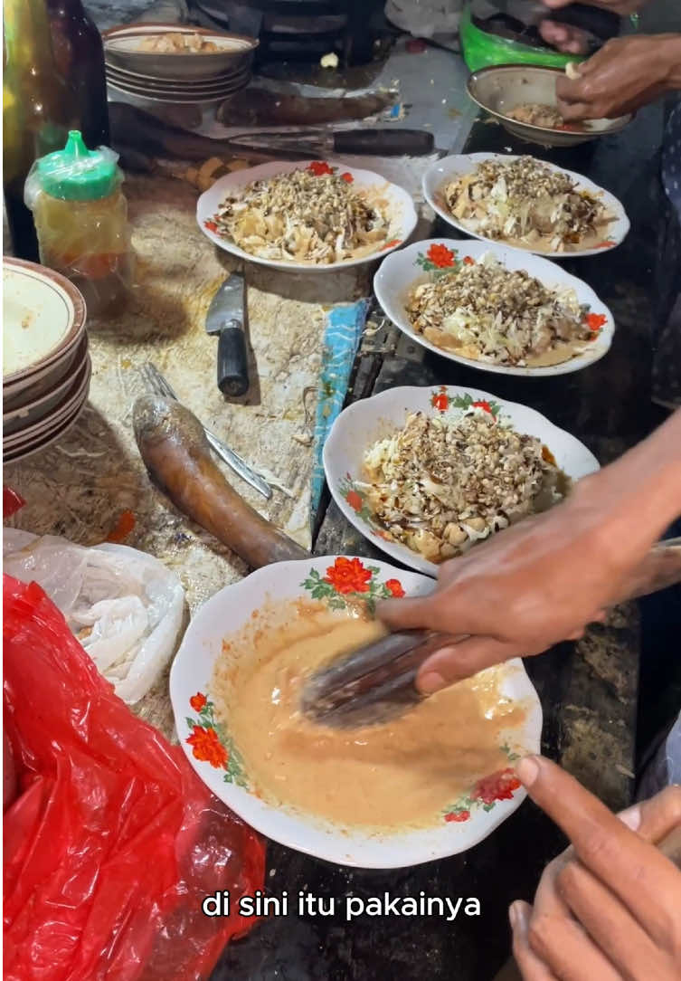 Legend Sejak 1980an! Makan Kupat Tahu Disini Harus Bayar 13 Juta! Laris banget kupat tahu ini bisa ludes sampai 750 pcs tahu dan disajikan panas-panas langsung dari kuali lur, jos semlidut lezatos kotos-kotos🤤 Jualannya dari harga 200 perak sampai sekarang 13 juta alias 13 ribu aja hihihi~ Ndang yang di Purwokerto meluncur🚀 📍Kupat Tahu 