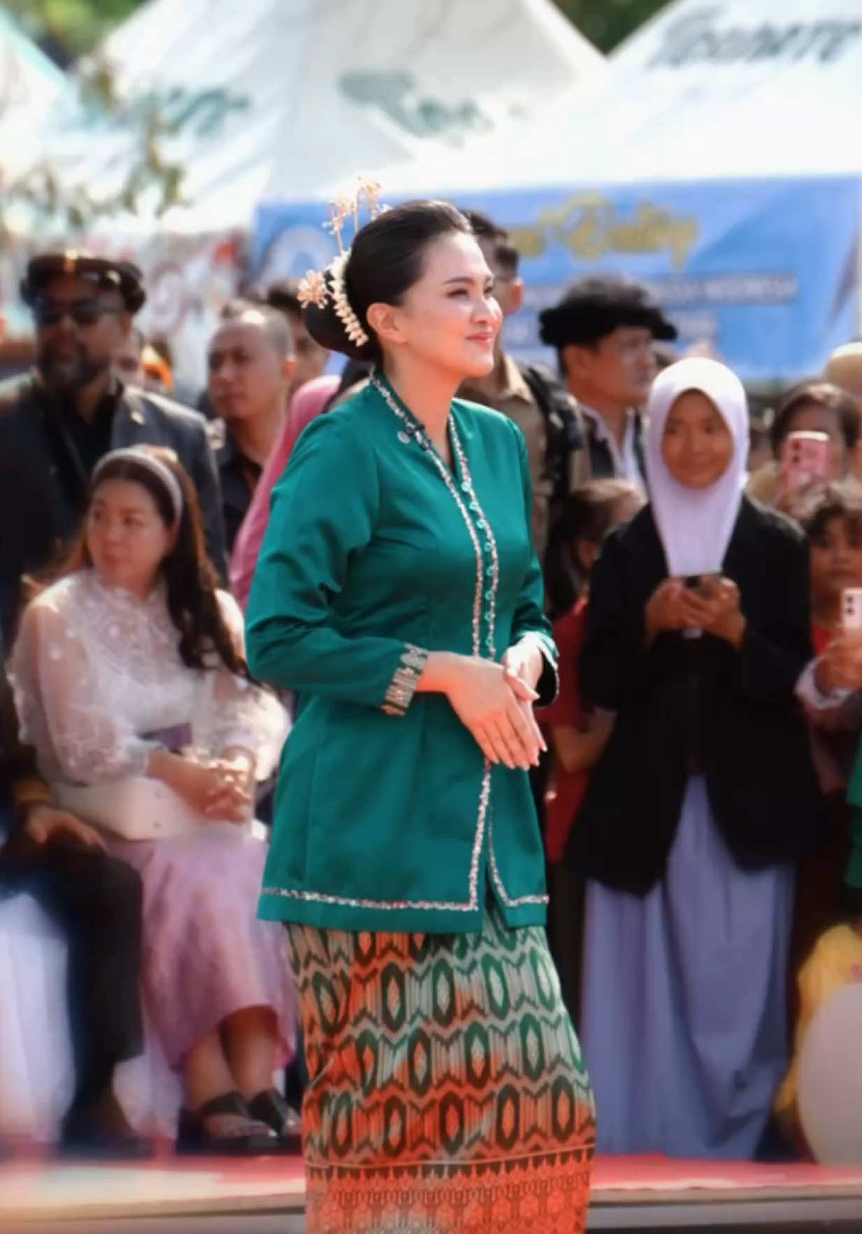 Festival Legu Tara No Ate bukan sekadar perayaan tapi panggilan jiwa anak negeri untuk menjaga warisan leluhur, menghormati Sultan, dan menyalakan kembali semangat Moloku Kie Raha di hati generasi muda. 15 Oktober 2025, kita menyaksikan bagaimana adat, seni, dan kebersamaan berpadu di satu panggung membuka ruang industri kreatif  Kehadiran Wakil Presiden @gibran_rakabuming menjadi kehormatan sekaligus pengingat: bahwa pembangunan tidak hanya tentang infrastruktur, tetapi juga tentang jiwa bangsa yang hidup dalam budaya dan masyarakatnya. Terima kasih kepada Kesultanan Ternate, para bobato, serta seluruh masyarakat yang terus menjaga nyala peradaban ini. Semoga Legu Tara No Ate menjadi simbol kebanggaan dan persatuan, serta langkah bersama menuju Maluku Utara yang berdaya, berbudaya, dan berdaulat. Suba Jo 🌿 #LeguTaraNoAte #MolokuKieRaha #Sherlylaos #MalukuUtara #Gubsherly