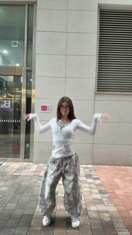 Танцуйте вместе со мной танец из фильма «Алиса в Стране Чудес», отмечайте меня под видео и ставьте хештеги: #ТанецАнтиподов #АлисавСтранеЧудес  А я выберу 4-х самых прикольных, которые получат билеты на этот фильм 💖 