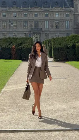 Monday... #walkingdownthestreet #oldmoney #worklife #parisianstyle 