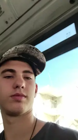 ביקשתי מהנהג של האוטובוס שיסים לי עדן בן זקן #עדןבןזקן #שחרזרחהילדשצוחקיותרמדיי @EdenBenzaken 