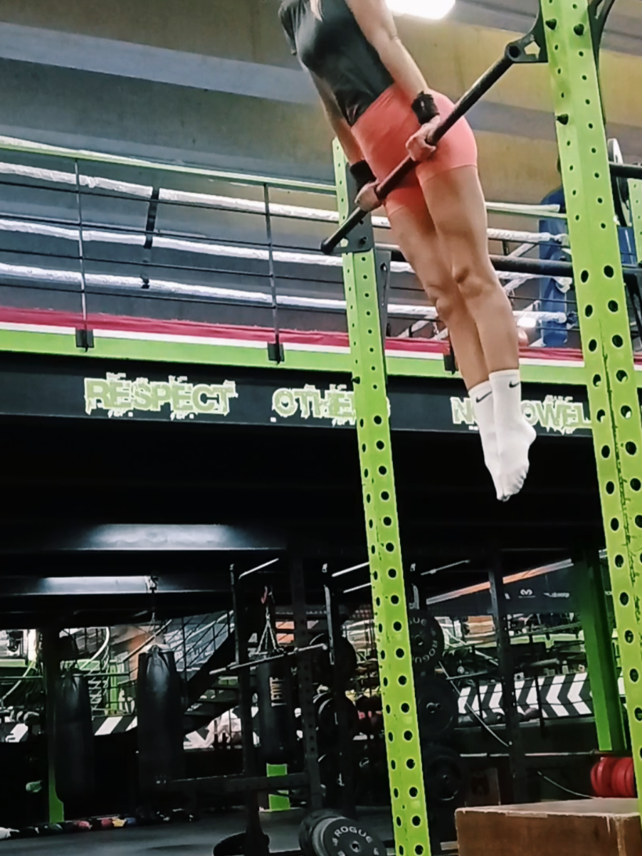 Muscle up challenge from yesterday.🔥🔥🔥  Can you do it?⬇️ 🔸️1 strict toes to bar  🔸️1 false grip bar muscle up  🔸️1 strict toes to bar  🔸️1 false grip bar muscle up  🔸️1 strict toes to bar  🔸️1 false grip bar muscle up  I put a box behind my feet to make sure I don't swing. Give it a try and let me know how it went.🙌🙌 #muscleup #muscleupchallenge #toestobar #core #calisthenics 