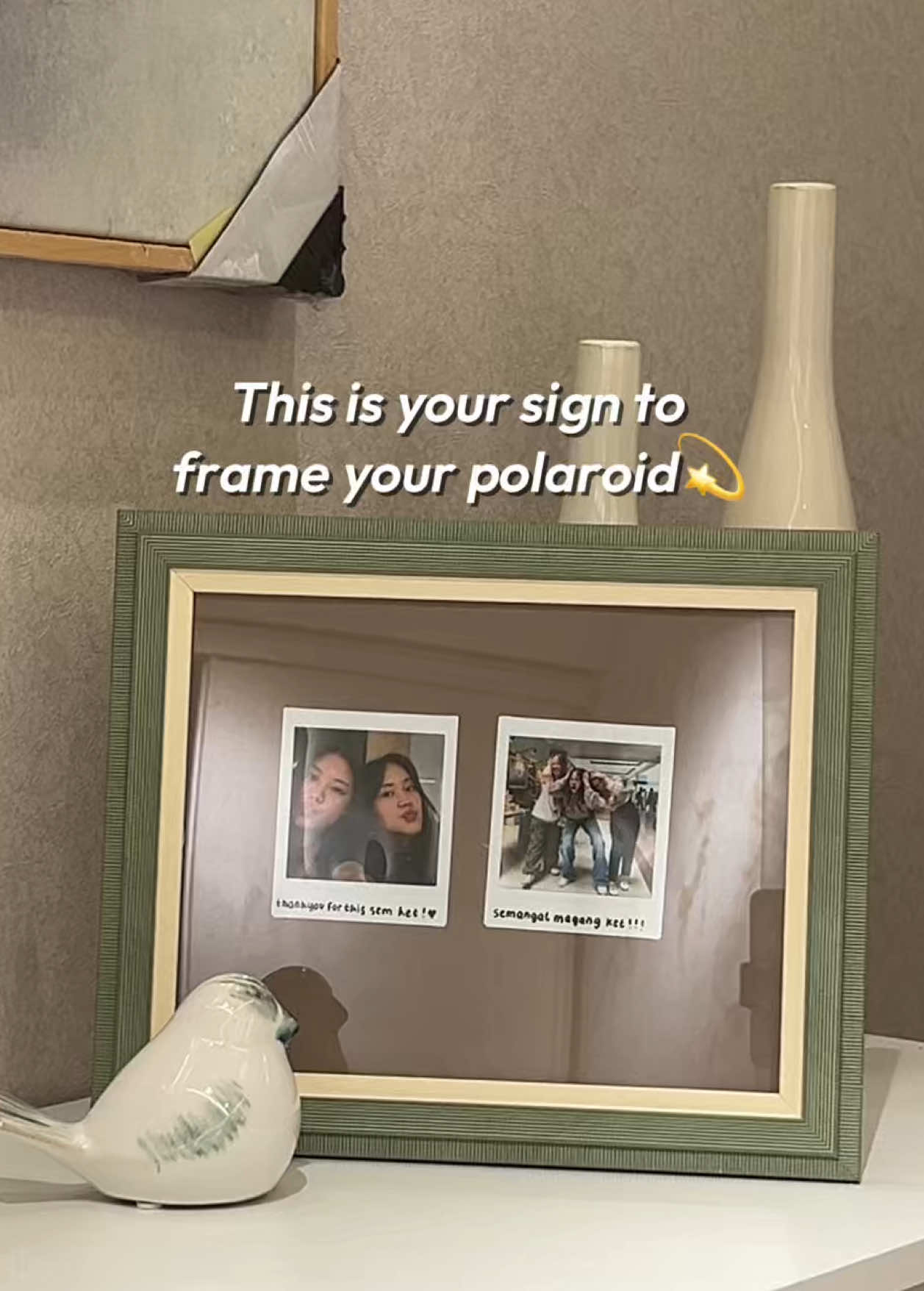 Kalo kamu mau ikutin trend DIY frame foto polaroid, kamu juga bisa buat very simple yet aesthetic, pakai ✨Arthome Bingkai Foto Meja✨ lho!   🛒Checkout bingkainya di link bio no. 169 ya🧡💙 #ruparupa #OmniChannel #BingkaiFotoPolaroidAesthetic #PolaroidFrameDIY #BingkaiFotoAesthetic