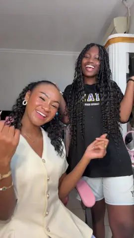 👩🏽‍🦱👩🏾‍🦱