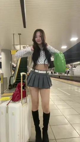 昨日寒すぎてびっくりした普通にもう上着いるレベルやった冬近づいてんのうれしい🩵 骨ストやから冬服着太りするからまじでダイエット頑張ります。 あと時間的に全然人おらんかったからここで撮りました🙇🏻‍♀️ #めるぷち#Popteen#FJK#09#16歳