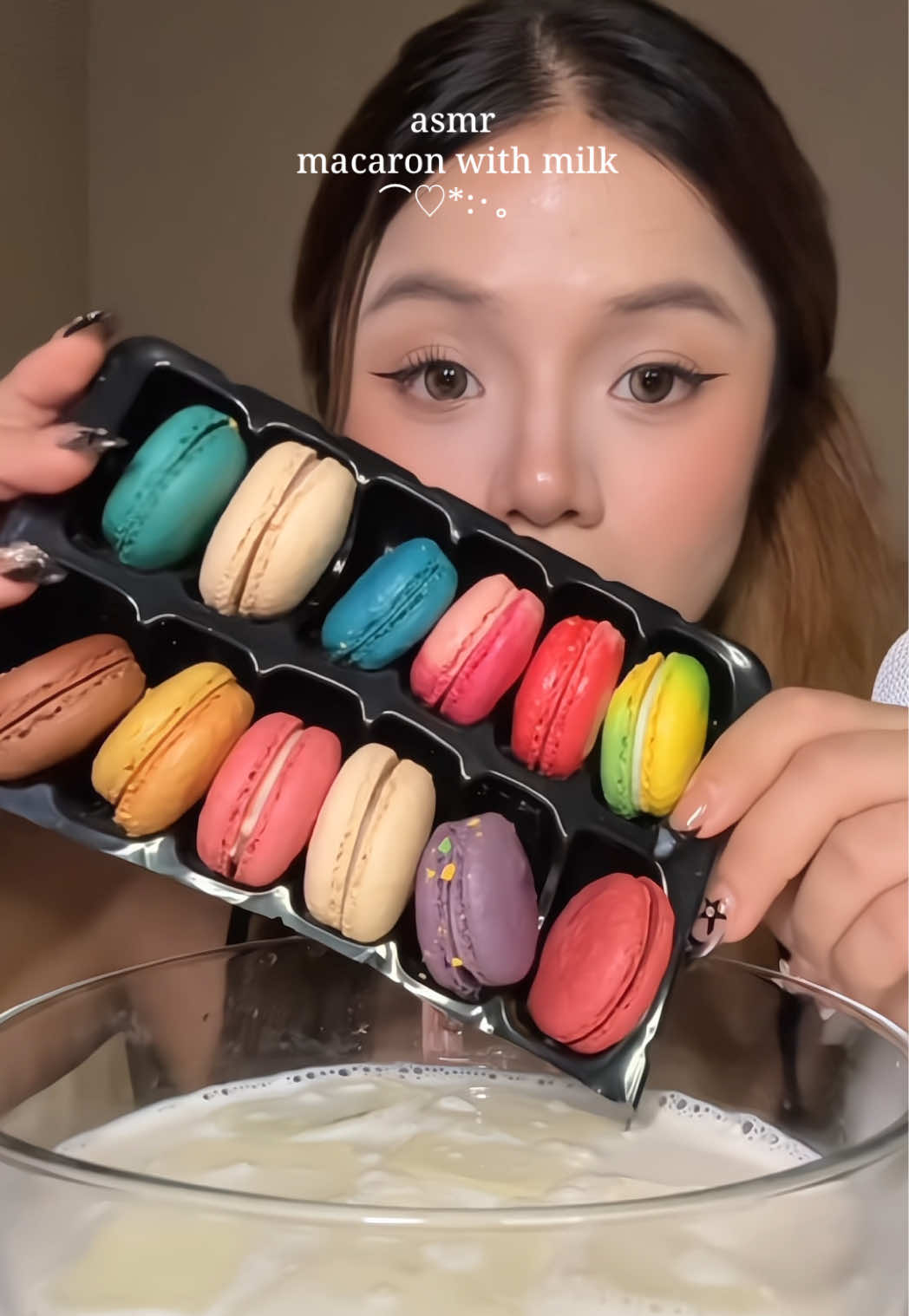 Macaron from @homebakery_patisserie 🍭✨ #asmr #macaron #mukbang #eating #asmrsounds 