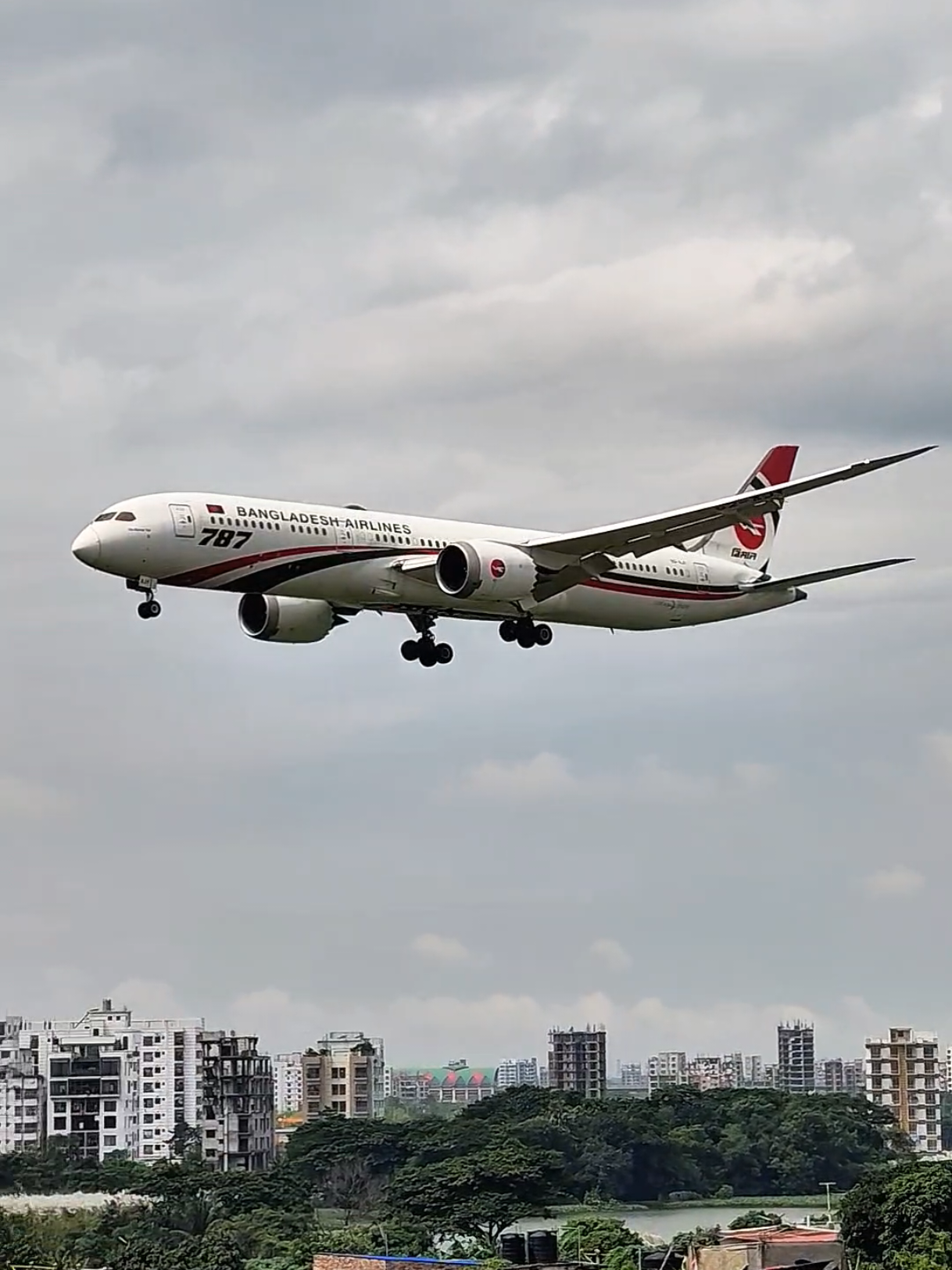 ঢাকা থেকে কাতার যাচ্ছিলো বিমান বাংলাদেশ এয়ারলাইন্সের একটি ফ্লাইট। #foryou #foryoupage #হজরত_শাহ_জালাল_বিমানবন্দর_ঢাকা🇧🇩✈️✈️ #BDNews #aviation 