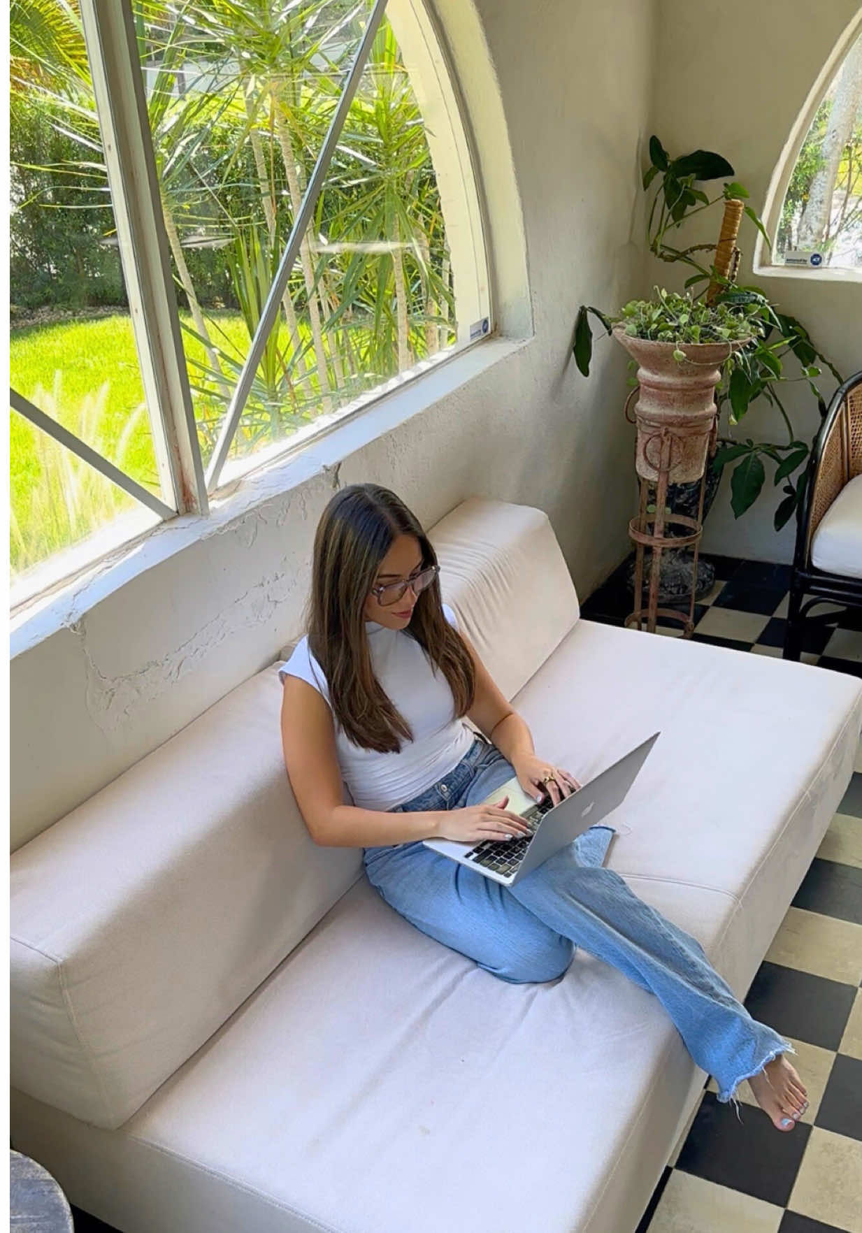 your ads don’t need a bigger budget. they need better content. 👀 most brands focus on reach and targeting… but forget the creative itself, which is the one thing your audience actually sees. that’s where UGC comes in! 👏 when your content speaks to your audience instead of at them, you stop blending in and start converting. ready to see what that looks like for your brand? let’s chat 💌 ugcangelic@gmail.com