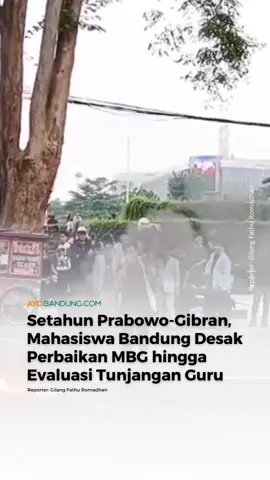 Seratusan mahasiswa menggelar aksi demo di depan Gedung Sate, Kota Bandung, Senin, 20 Oktober 2025, dalam menyuarakan aspirasi satu tahun kepemimpinan Presiden RI Prabowo Subianto dan Gibran Rakabuming Raka. Presiden Mahasiswa Universitas Pasundan (Unpas) Ridho Dawam mengatakan, program Astacita yang dikritisi di antaranya Makan Bergizi Gratis (MBG), pendidikan, ekonomi, dan tata ruang atau agraria.  Dalam konteks ekonomi, pihaknya menyayangkan daya beli masyarakat yang turun. Sedangkan dalam dunia pendidikan, hal yang menurutnya harus dievaluasi adalah tunjangan guru yang dinilainya masih jauh dari kata sejahtera.  Dia juga menyinggung soal guru yang dilibatkan dalam program MBG. Guru, kata dia, memiliki fungsi pengajar, pendidik, dan membina siswa. Sehingga ia meminta agar keterlibatan guru dalam MBG tidak mengganggu fungsi utamanya. Selengkapnya di Ayobandung.com (link di bio) Reporter: Gilang Fathu Romadhan