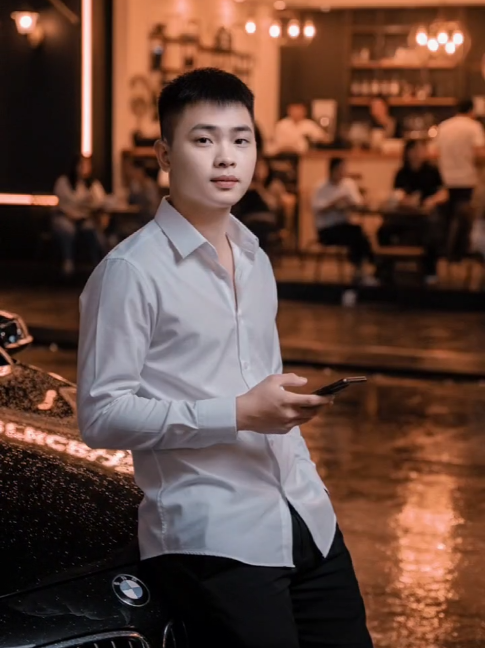 Tạo ảnh từ Gemini📸 Sang trọng là thói quen, không phải sự lựa chọn. (Theo dõi tôi để cập nhật xu hướng mới. Cảm ơn) Frompt: Một thanh niên đẹp trai, mặc áo sơ mi trắng hở cổ, có phong thái thanh lịch và tự tin. Anh cầm trên tay một chiếc điện thoại, đôi mắt nghiêm túc nhưng hấp dẫn. Anh nhẹ nhàng dựa vào chiếc BMW màu đen sáng bóng, phía sau là một quán cà phê rực rỡ với nhiều người trò chuyện, tạo cảm giác vừa hiện đại vừa thân mật. Đường phố về đêm sau mưa, đèn vàng phản chiếu trên con đường ẩm ướt, tăng thêm vẻ sang trọng và điện ảnh cho bức ảnh. Đây là một bức chân dung thời trang điện ảnh, nhấn mạnh sự thanh lịch, thành công và lối sống tinh tế của nhân vật. #genanhai #ai #aiart #photo #gemini 
