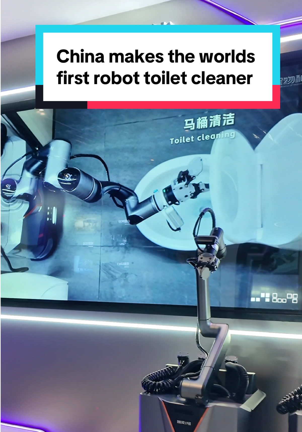 It doesn’t rest. It doesn’t moan. It just cleans nonstop, day and night. This robot toilet cleaner from China opens the lid, scrubs, rinses, disinfects, and does it again. No breaks, no complaints just pure efficiency Welcome to China. Welcome to the future 🙏🏻❤️🇨🇳#simoninchina #chinatech #robot #futurechina #futuretech 