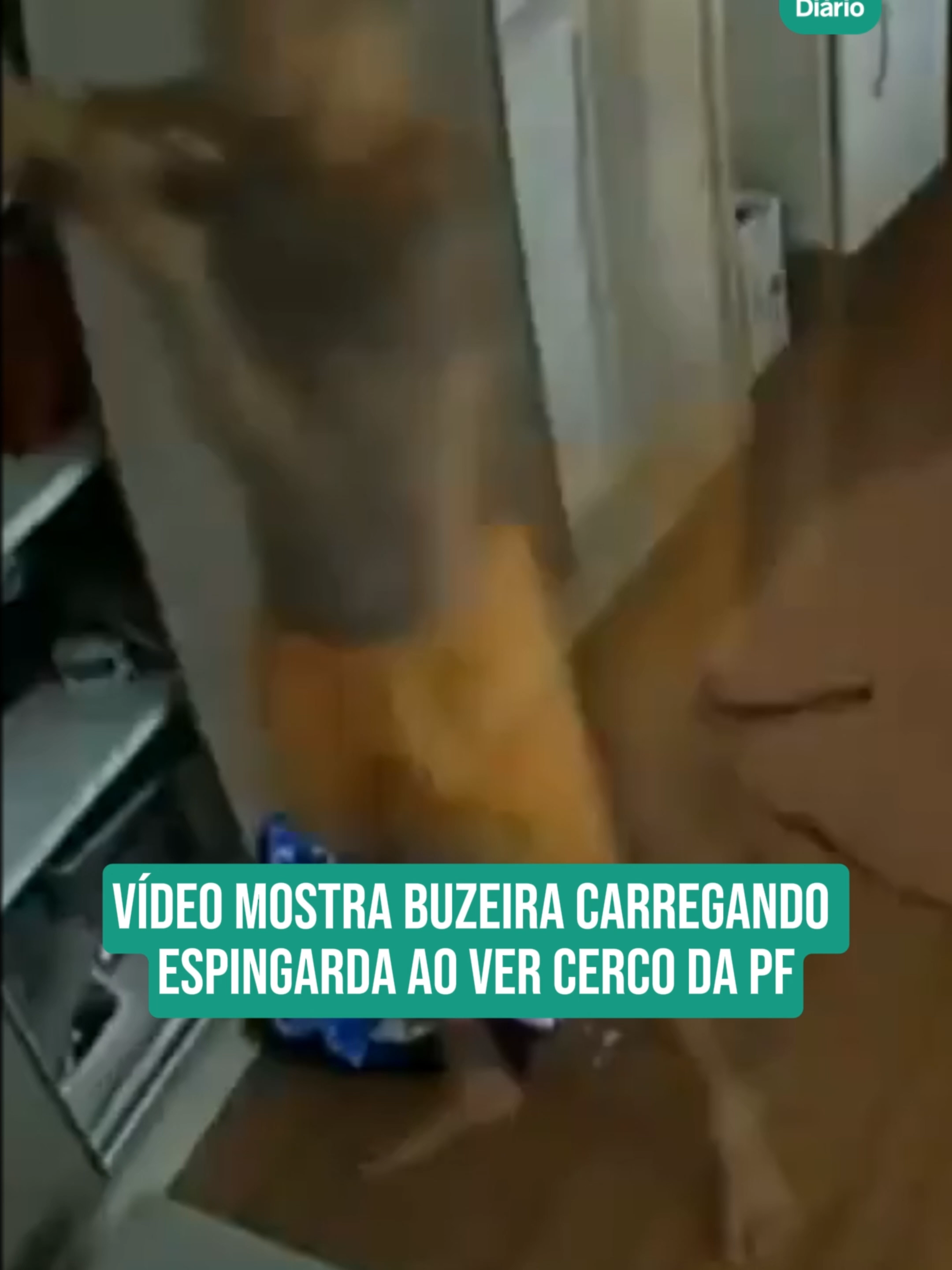 O sistema de monitoramento interno da casa do influenciador Bruno Alexssander Souza Silva, conhecido como Buzeira, flagrou o momento em que ele carregou uma espingarda calibre 12 ao notar que sua casa estava cercada, em Igaratá, no Interior de São Paulo. As imagens, divulgadas com exclusividade pelo Fantástico nesse domingo (19), mostram os últimos momentos antes do criador de conteúdo ser preso pela Polícia Federal, na última terça-feira (14), suspeito de envolvimento em um esquema de lavagem de dinheiro. Nas redes sociais, a equipe de Buzeira afirmou que, inicialmente, ele pensou que os agentes cercando a residência fossem criminosos. Após solicitar que a esposa ligasse para a Polícia Militar, ele teria pegado o armamento, que seria registrado no nome dele, para 