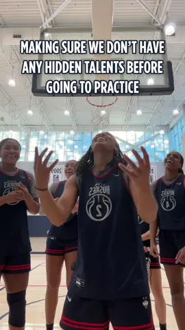 Low key the chorus hit it. S/O to the lead vocalist @@KK Arnold ##NCAAWBB##womensbasketball##collegebasketball##hoopsx 🎥 @@UConn Women’s Basketball
