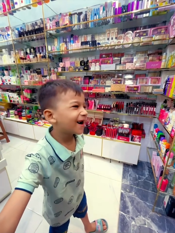 মেয়েরা ঘর থেকে বের হবার জন্য এত কিছু লাগে 🤣