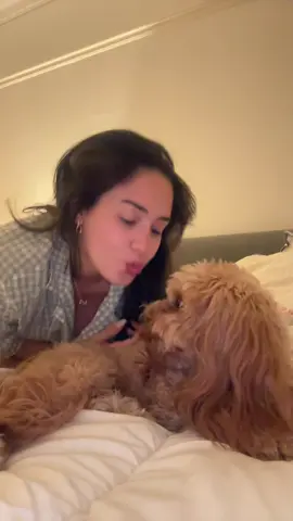 Educating Daisie on one of the greats (my best friend) @Sabrina Carpenter 