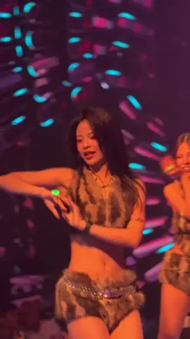 Visual nóng bỏng thế này sao rời mắt cho nổi? #EmpireHotGirls #SaigonNightlife #GaiXinhSaigon #HotGirlsVibes #NightClubAsia