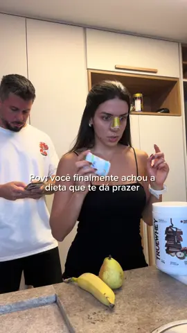 Ahhhhh, agora eu entendi!! A dieta certa existe e eu posso provar!!! 🤣🤣🤣 Usei o whey 70% cacau da @True Source Nutrition que eu amoooo!!! 🏷️TRUECAMICERQUEIRA Infelizmente, um dos ingredientes não está disponível, vá atrás do seu! 🚫🙂‍↔️🙅🏽‍♀️ Aprovada, @Renato Cariani !!  #dieta #treino #casalfit #humorfit #humorcasal