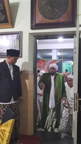 Romo kh Anwar manshur & habib syekh, di acara lirboyo bersholawat. #jagapesantren #jagakyai #pesantrenbersatu #santrilirboyo #fyppppppp 