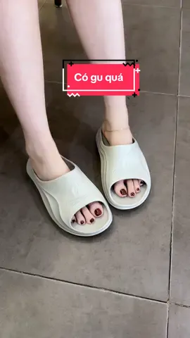 Đôi dép có gu lắm luôn #TikTokAwardsVN #muataitiktokshop #vyvyreview #depquaingang 