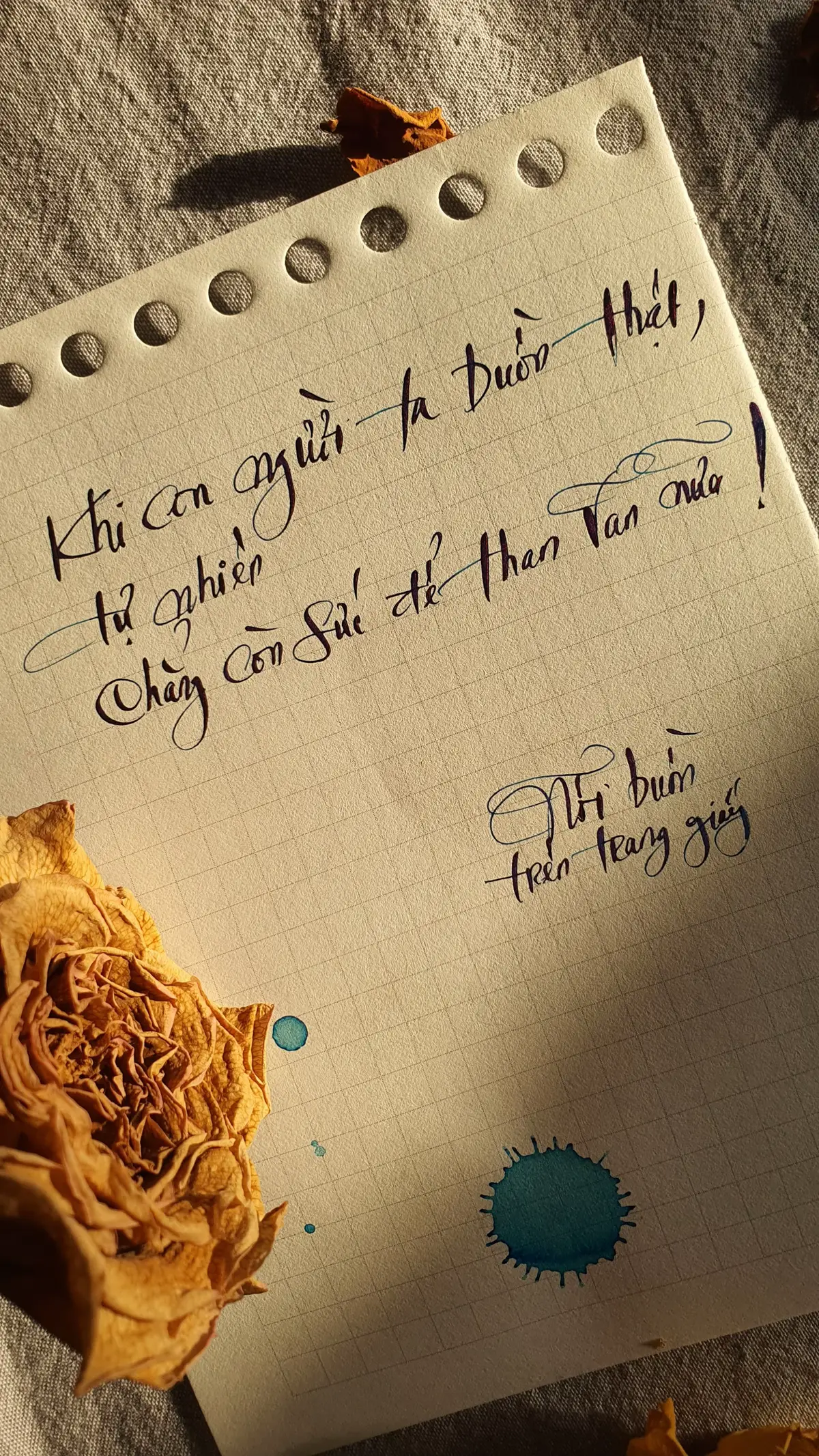 Khi người ta thật sự buồn, người ta không còn muốn nói hay giải thích điều gì nữa. Mọi thứ bỗng trở nên nặng nề, ngay cả việc thở cũng hóa chậm rãi. Không giận, không trách, chỉ thấy lòng mình trống rỗng đến lạ. Người ta bắt đầu lẩn tránh ánh nhìn, né những câu hỏi, và chọn im lặng như một cách để tự lành. Vì đôi khi, im lặng là cách duy nhất để giữ lại chút bình yên cuối cùng trong tim. #nguoivietnoibuon #noibuontrentranggiay #sad #sadvibes #sadstory 