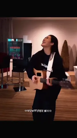 00K playing guitar 🎸 #鄺玲玲 #LinglingKwong #00K 