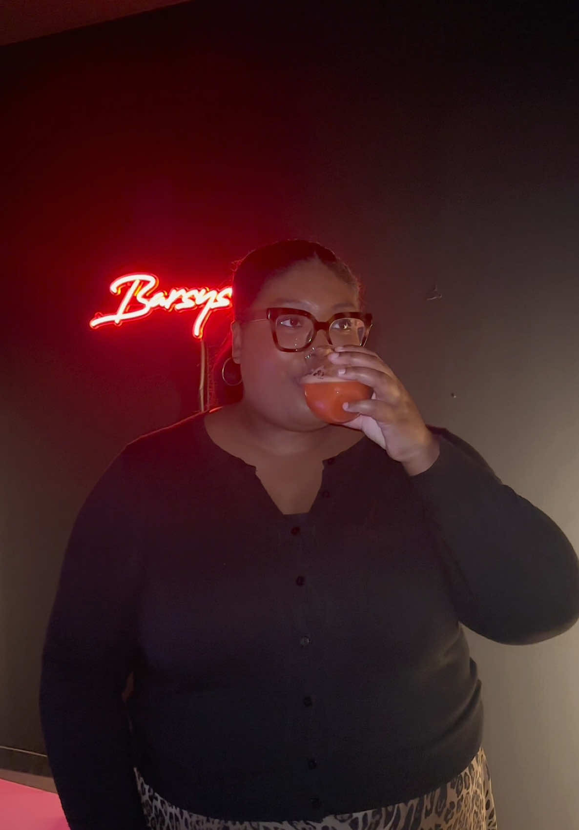 The highlight of this night was making my own drink and watching the light turn green 😂 I was so fascinated with the @Barsys Cocktails machine!! Like AI literally made my drink that’s so impressive. Barsys whenever you’re ready to send one over I’ll be here 👀 but thank you to the Barsys team and @HangarFour Creative for having me. It was such a fun night 🫶🏾 @Shaniyah 🧚🏽‍♀️ #barsys #barsysmixology #barsysexperience #happyhour #nyc 