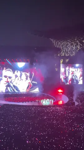 Ang hot ni jennieee grabe solid talagaa kahit malayo huhuhuhu soliddddd #blackpinkdeadlineworldtour2025 #blackpinkkaohsiung2025 #blackpink 