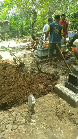 yalalah sehari ada 2 jenaszah yang harus di kebumikan ...