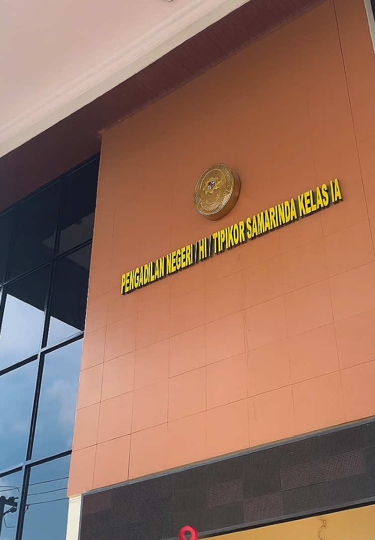Senin (20/10/2025) Kegiatan hari ini Tim Paulinus Dugis, S.H., M.H. & Rekan datang ke Pengadilan Negeri Samarinda dalam agenda sidang perdata. Semoga apa yang kami perjuangkan selalu diberi kelancaran dan kemudahan dalam setiap prosesnya🔥👊🏻 #fyp #fypage #pengacara #pengadilannegerisamarinda #lawfirmpd 