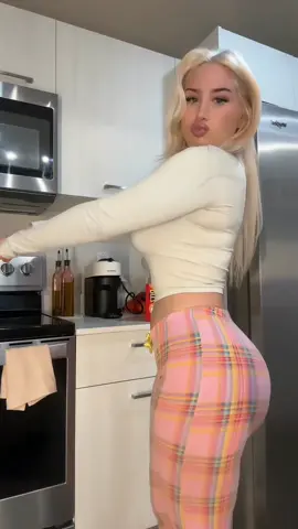 New York street style turned runway moment  Bold lips, bolder attitude. #CityGlam #NYCstyle #MakeupGoals #UrbanChic #FashionInspo #BaddieAlert