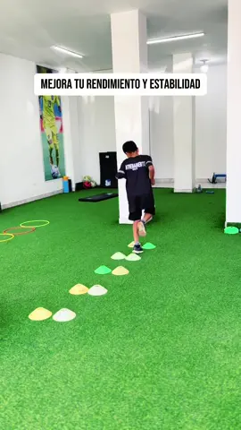 En 𝗧𝗲𝗮𝗺 𝗦𝗼𝗰𝗰𝗲𝗿 𝗣𝗿𝗼 trabajamos con rutinas específicas que combinan 𝘀𝗮𝗹𝘁𝗼𝘀 𝘂𝗻𝗶𝗹𝗮𝘁𝗲𝗿𝗮𝗹𝗲𝘀, 𝗲𝗷𝗲𝗿𝗰𝗶𝗰𝗶𝗼𝘀 𝗱𝗲 𝗰𝗼𝗼𝗿𝗱𝗶𝗻𝗮𝗰𝗶𝗼́𝗻 𝘆 𝗰𝗮𝗺𝗯𝗶𝗼𝘀 𝗱𝗲 𝗱𝗶𝗿𝗲𝗰𝗰𝗶𝗼́𝗻, enfocadas en fortalecer tu zona abdominal y desarrollar un cuerpo más ágil y explosivo.  Cada sesión está pensada para que ganes velocidad, estabilidad y capacidad de reacción, cualidades esenciales para destacar en cada jugada. 👉 𝗡𝗼 𝗲𝗻𝘁𝗿𝗲𝗻𝗲𝘀 𝗺𝗮́𝘀, 𝗲𝗻𝘁𝗿𝗲𝗻𝗮 𝗺𝗲𝗷𝗼𝗿.  Únete a nuestras rutinas y da el paso hacia un rendimiento óptimo. . . . #teamsoccerpro #preparacionfisica #futbol⚽️ #conocoto #quito_ecuador🇪🇨 