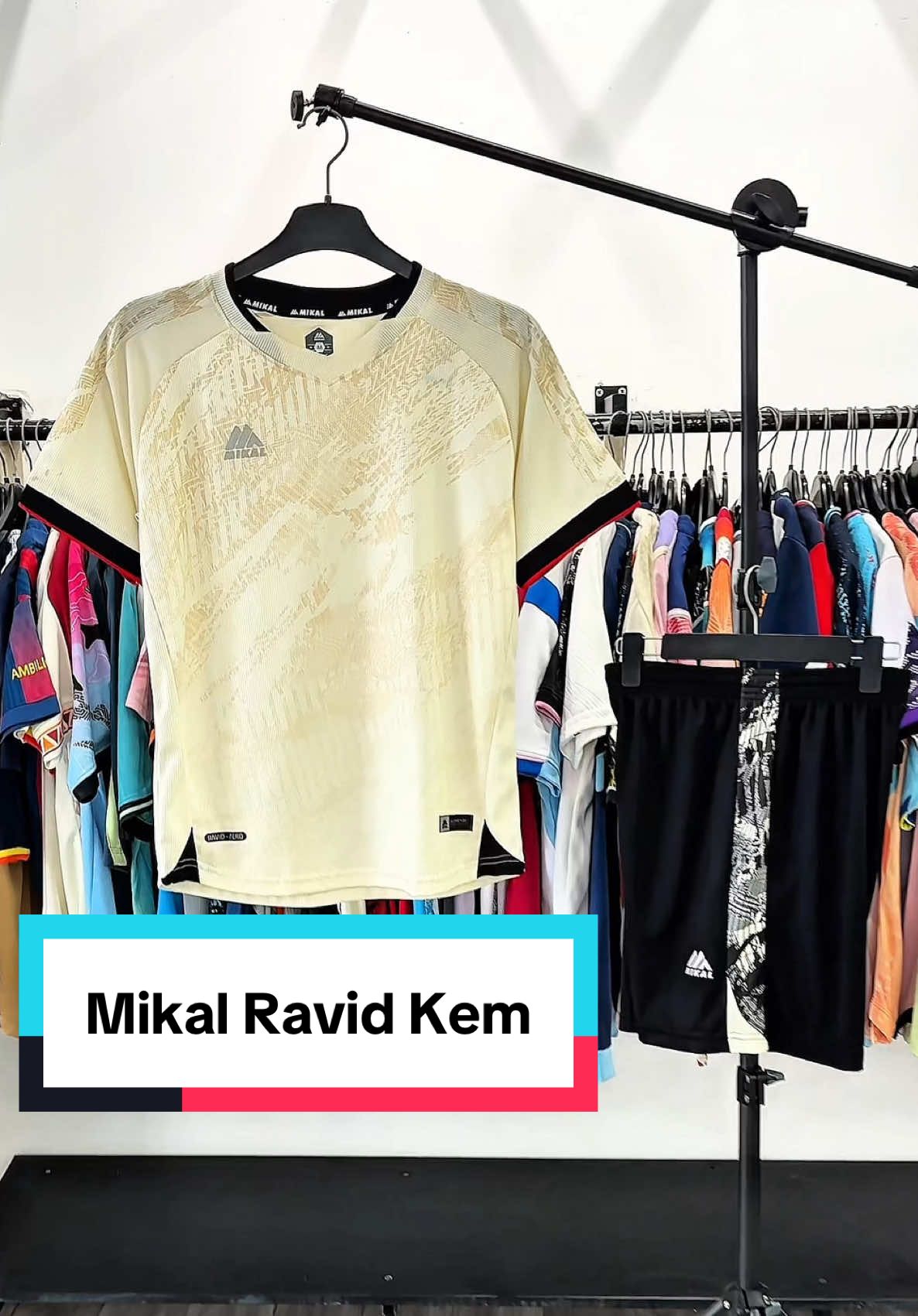 Quần áo bóng đá thiết kế Mikal Ravid kem thun mè cao cấp, hoạ tiết đơn giản form dáng châu Á nam nữ đều mặc được | Shop nhận in tên số miễn phí - chiết khấu thêm khi đặt đội, áo lớp - freeship toàn quốc #aobongdaduongdai #duongdaisports #inaobongda #thethaoduongdai 