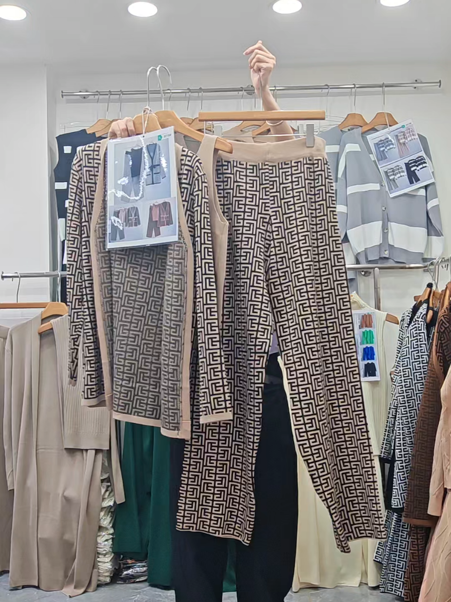 three piece s，Please contact me from my home page #cardigen #blouseshop #modestfashion #classicdesign #threepiecesuit 