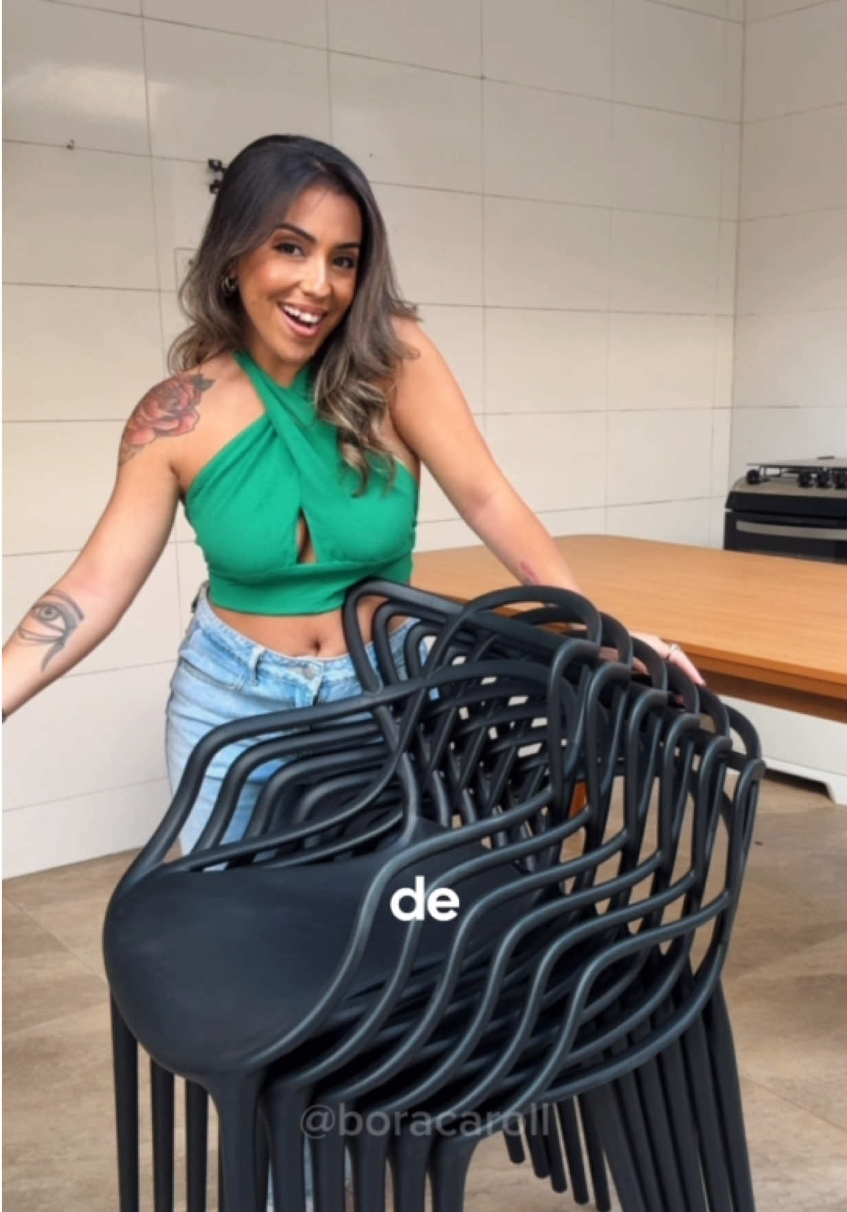 Comprei na @Shopee Brasil o conjunto de cadeiras Allegra que transformou minha área externa com muito mais conforto e estilo ✨   Com design versátil e ergonômico, elas se encaixam em qualquer ambiente — da sala ao espaço gourmet e ainda têm proteção UV, podendo ficar expostas ao sol sem perder a beleza.   Leves, empilháveis e super resistentes, unem praticidade, durabilidade e um visual elegante que faz toda diferença. 🪑☀️   Se você quiser o link, é só comentar aqui que eu te envio! 💬   #AcheiNaShopee #ShopeeCreator   #Publi
