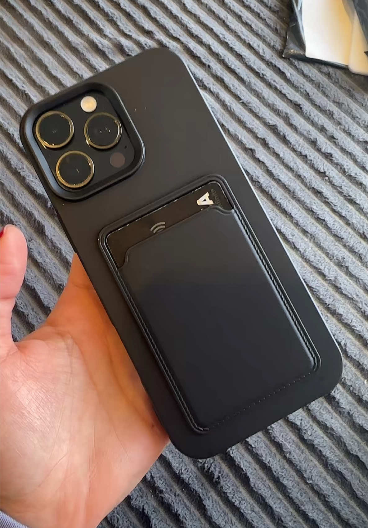 💼 Praticidade e estilo em uma só peça! Essa capinha 2 em 1 protege seu celular e ainda vem com porta-cartão integrado, perfeita pra quem quer sair leve e sem precisar levar bolsa. Design moderno, toque macio e proteção completa contra quedas e arranhões. 💖 #Capinha2em1 #CapinhaComPortaCartão #AcessóriosParaCelular #CaseComPortaCartão #CapinhaEstilosa        