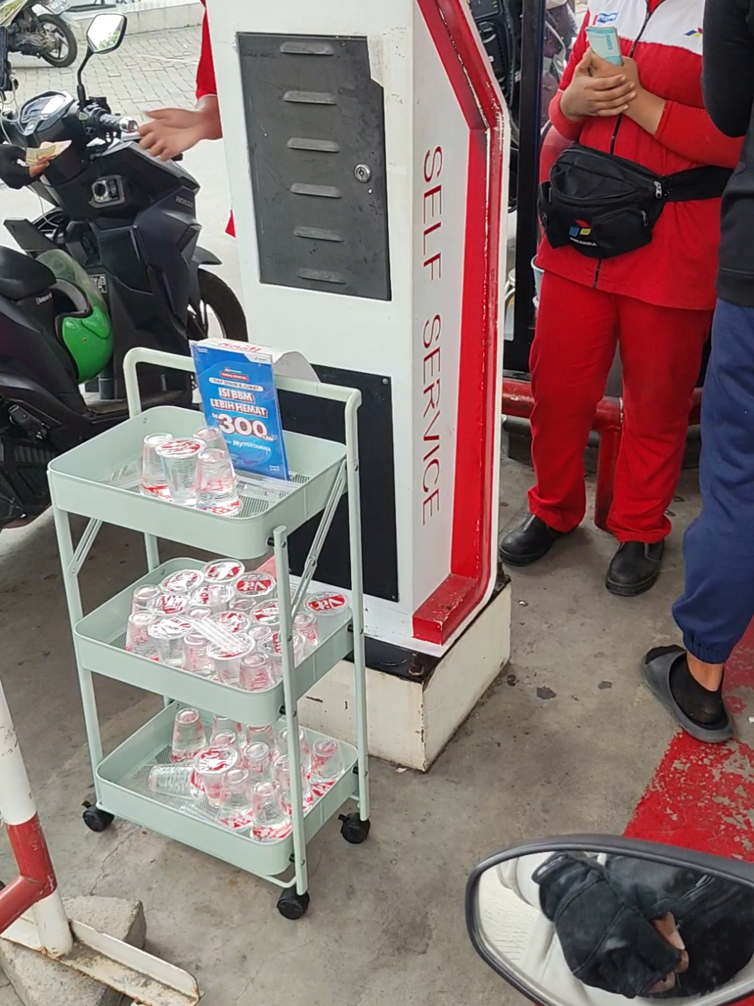 Sekarang SPBU @pertamina di daerah Margonda Depok nyediain Air Minum Gratis untuk para customernya loh 👍🔥 Terimakasih! #fyp #fypage #pertamina #spbu #fyppppppppppppppppppppppp 